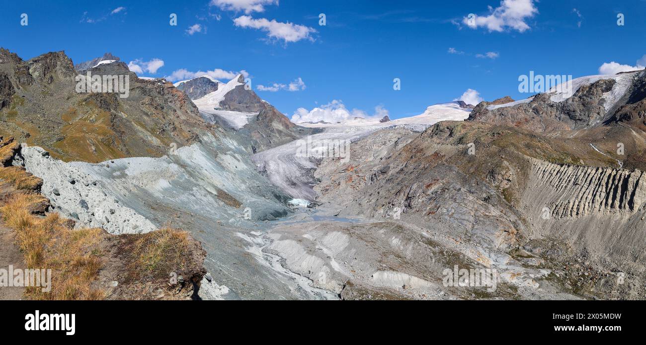 Panorama delle Alpi Svizzere sulla cima dello Strahlhorn e il ghiacciaio Findel scomparso fino al Cervino e ai suoi dintorni, Svizzera, Europa Foto Stock