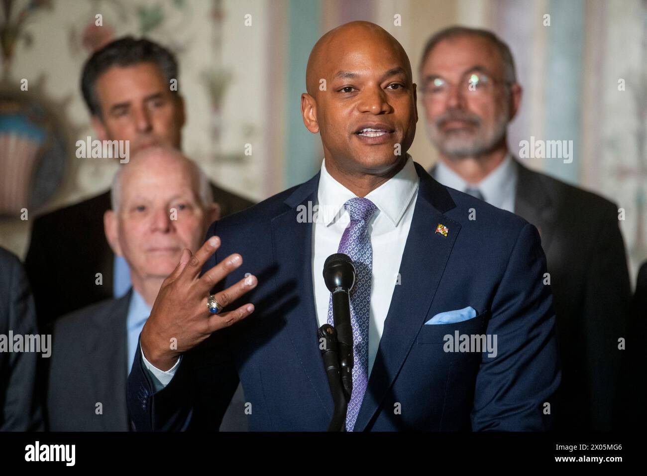 Washington, Stati Uniti. 09 aprile 2024. Il Governatore Wes Moore (Democratico del Maryland) offre osservazioni durante una conferenza stampa a seguito di una riunione per discutere la risposta federale al crollo del Francis Scott Key Bridge nel Maryland, presso il Campidoglio degli Stati Uniti a Washington, DC, USA, martedì 9 aprile, 2024. foto di Rod Lamkey/CNP/ABACAPRESS.COM credito: abaca Press/Alamy Live News Foto Stock