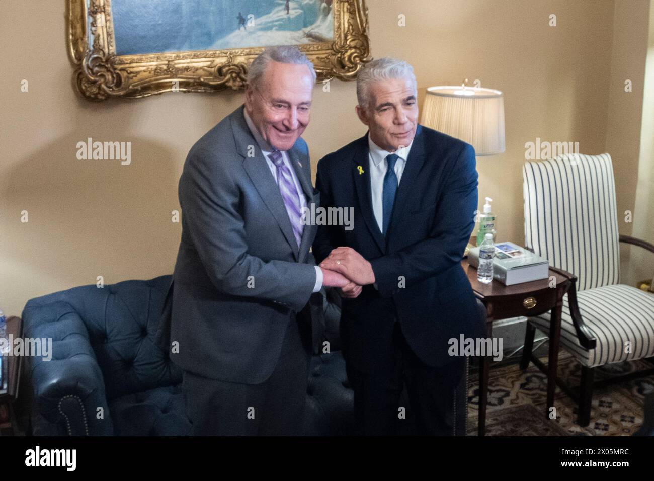 Washington, Stati Uniti. 09 aprile 2024. Chuck Schumer (Democratico di New York), leader della maggioranza del Senato degli Stati Uniti, a sinistra, si unisce al leader dell'opposizione israeliana Yair Lapid per una foto al Campidoglio degli Stati Uniti a Washington, DC, USA, martedì 9 aprile, 2024. foto di Rod Lamkey/CNP/ABACAPRESS.COM credito: abaca Press/Alamy Live News Foto Stock