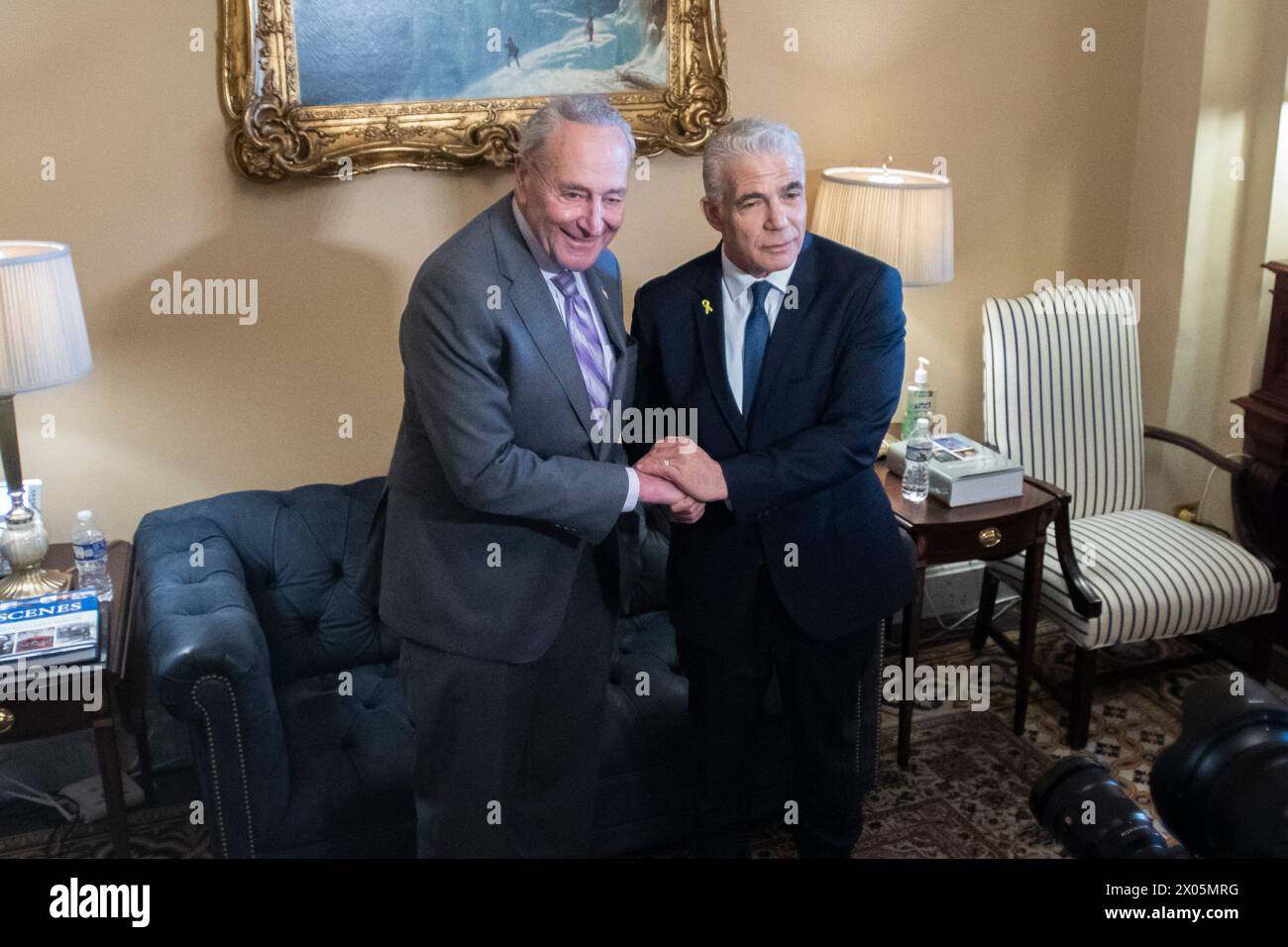 Washington, Stati Uniti. 09 aprile 2024. Chuck Schumer (Democratico di New York), leader della maggioranza del Senato degli Stati Uniti, a sinistra, si unisce al leader dell'opposizione israeliana Yair Lapid per una foto al Campidoglio degli Stati Uniti a Washington, DC, USA, martedì 9 aprile, 2024. foto di Rod Lamkey/CNP/ABACAPRESS.COM credito: abaca Press/Alamy Live News Foto Stock