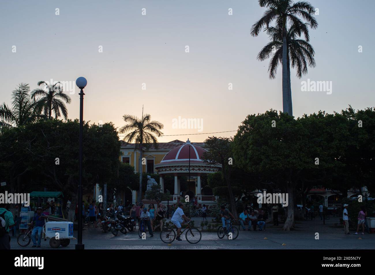 L'architettura coloniale domina la città di Granada, Nicaragua, una popolare destinazione turistica in America Latina Foto Stock