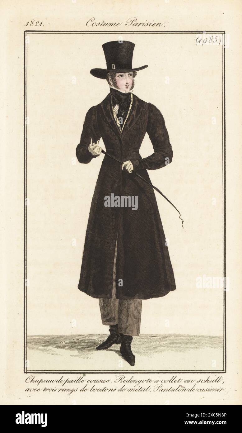 Dandy francese in cappello di paglia, lungo cappotto con ampio colletto e tre file di bottoni metallici, gilet e cravat, pantaloni pettinati, tenendo un raccolto da equitazione. Chapeau de paille cousue, redingote a Collet en schall avec trois rangs de boutons de metal, pantalon de casimir. Incisione su lastra di rame colorata a mano dopo un piatto di moda di Louis Marie Lante dal Journal des Dames et des Modes di Pierre de la Mesangere, Magazine of Women and Fashion, Parigi, 1821. Foto Stock