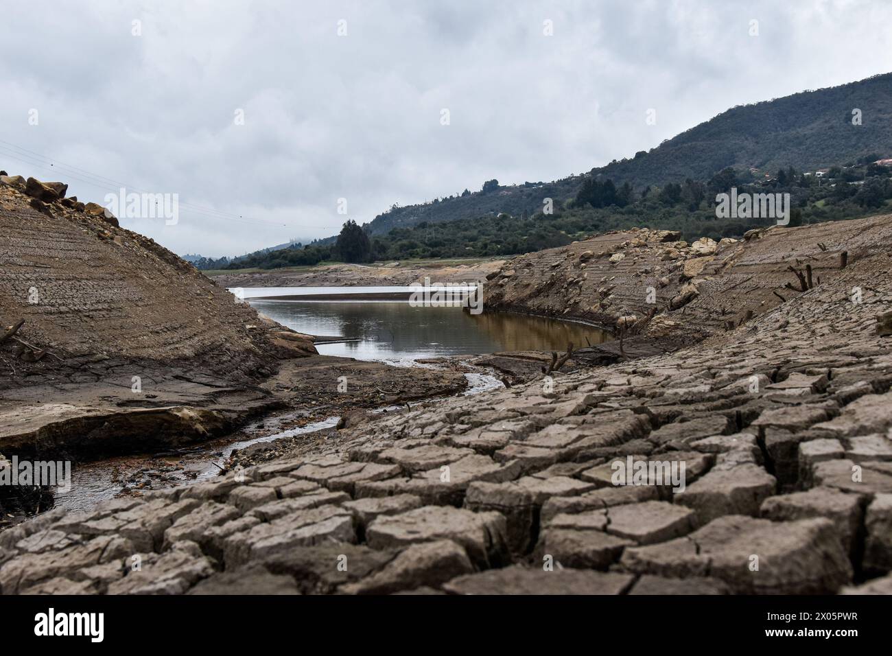 Bogotà, Colombia. 8 aprile 2024. Una vista del bacino idrico di San Rafael di acqua potabile a la Calera, in Colombia, dopo che la siccità ha abbassato il livello dell'acqua, l'8 aprile 2024. Foto di: Cristian Bayona/Long Visual Press credito: Long Visual Press/Alamy Live News Foto Stock