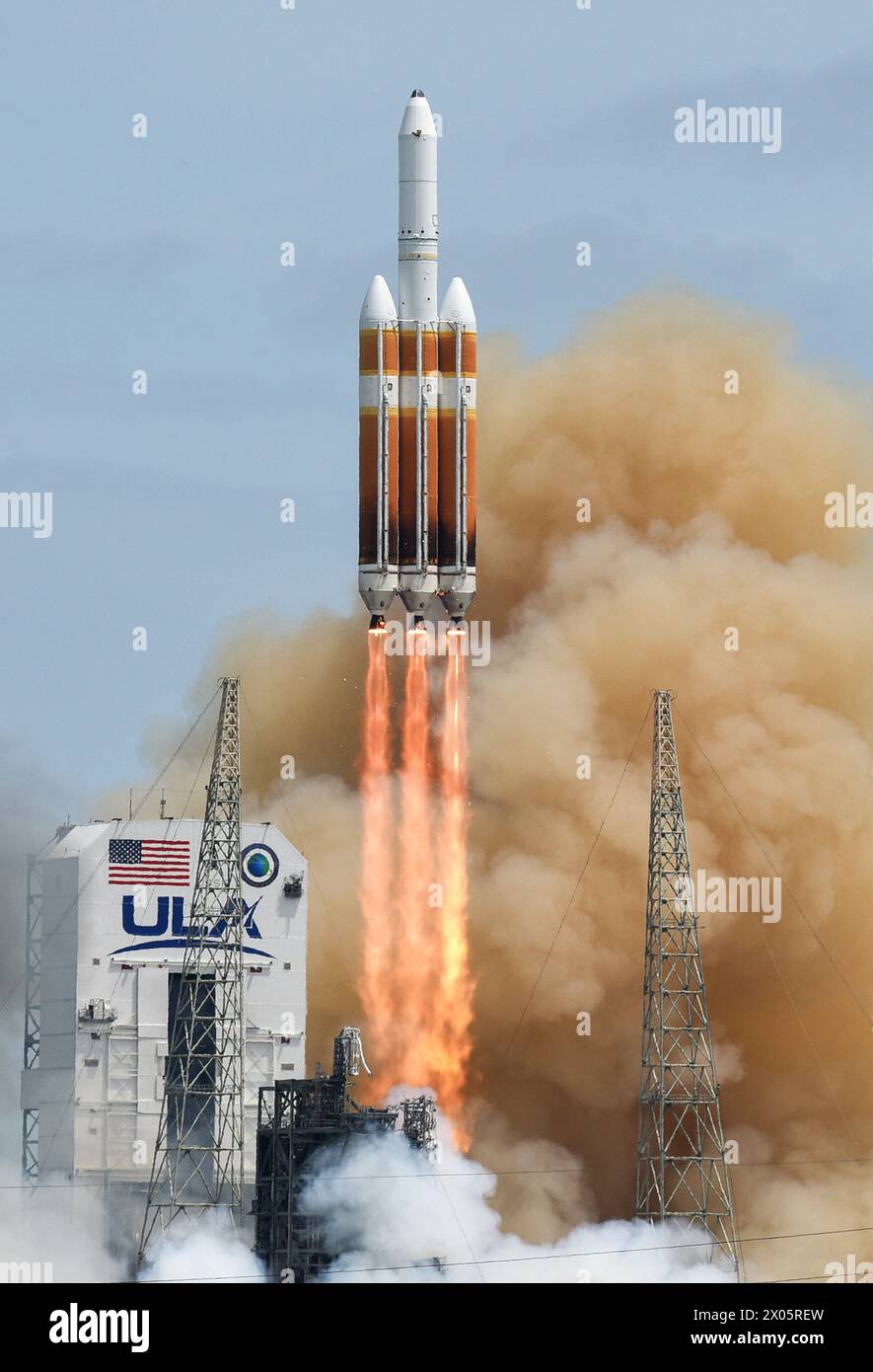 Cape Canaveral, Stati Uniti. 09 aprile 2024. Un razzo Delta IV Heavy della United Launch Alliance (ULA) viene lanciato dal pad 37 alla Cape Canaveral Space Force Station portando un satellite spia classificato per il National Reconnaissance Office (NRO), a Cape Canaveral. Questo è il lancio finale di un razzo Delta, in quanto il Delta è stato sostituito dal nuovo razzo Vulcan. Credito: SOPA Images Limited/Alamy Live News Foto Stock