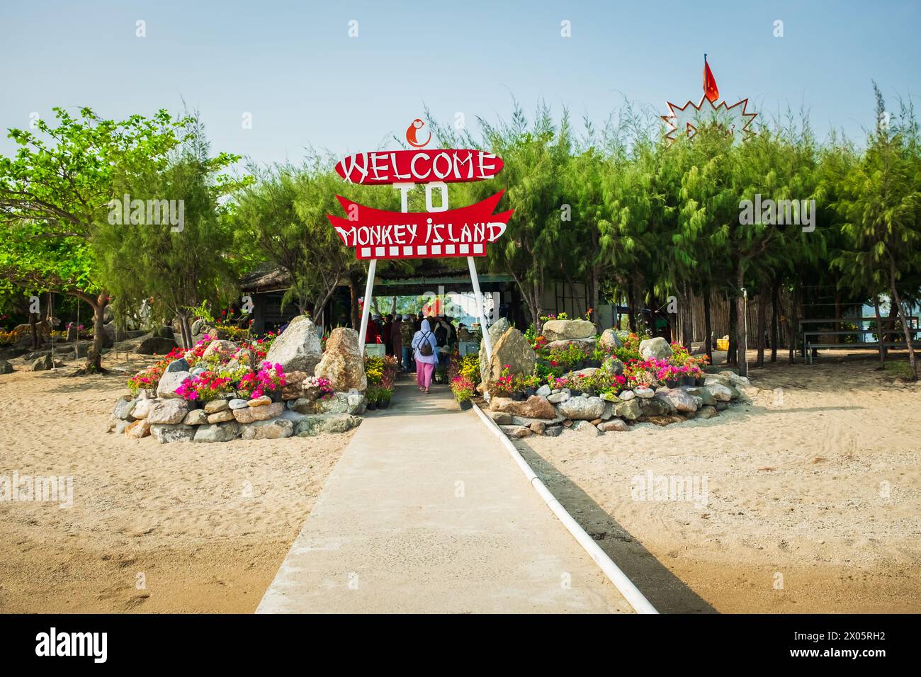 Sud-est asiatico. Splendida isola tropicale delle scimmie con capanna, spiaggia sabbiosa e palme. Vista sulla baia del mare. Famoso punto di riferimento, destinazione turistica. Monkey Island, N Foto Stock