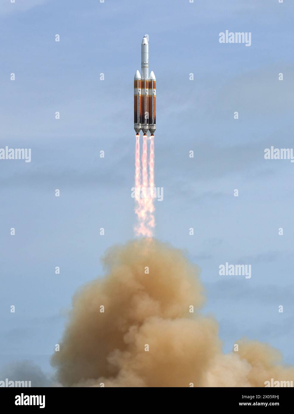 Cape Canaveral, Stati Uniti. 09 aprile 2024. Un razzo Delta IV Heavy della United Launch Alliance (ULA) viene lanciato dal pad 37 alla Cape Canaveral Space Force Station portando un satellite spia classificato per il National Reconnaissance Office (NRO), a Cape Canaveral. Questo è il lancio finale di un razzo Delta, in quanto il Delta è stato sostituito dal nuovo razzo Vulcan. (Foto di Paul Hennessy/SOPA Images/Sipa USA) credito: SIPA USA/Alamy Live News Foto Stock