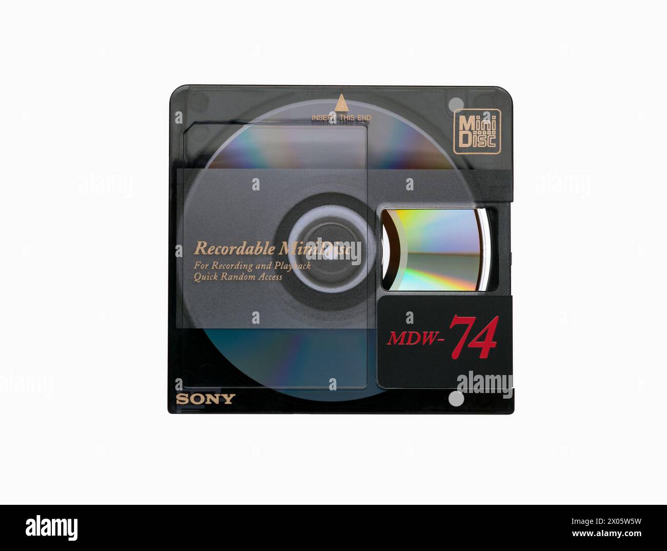 minidisc Sony MDW-74 con aletta protettiva aperta e riflesso arcobaleno dalla superficie del disco isolato su sfondo bianco Foto Stock