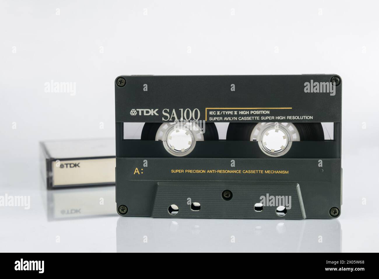 Audiocassetta TDK SA100 Super Avilyn 100 minuti su sfondo bianco con riflesso Foto Stock
