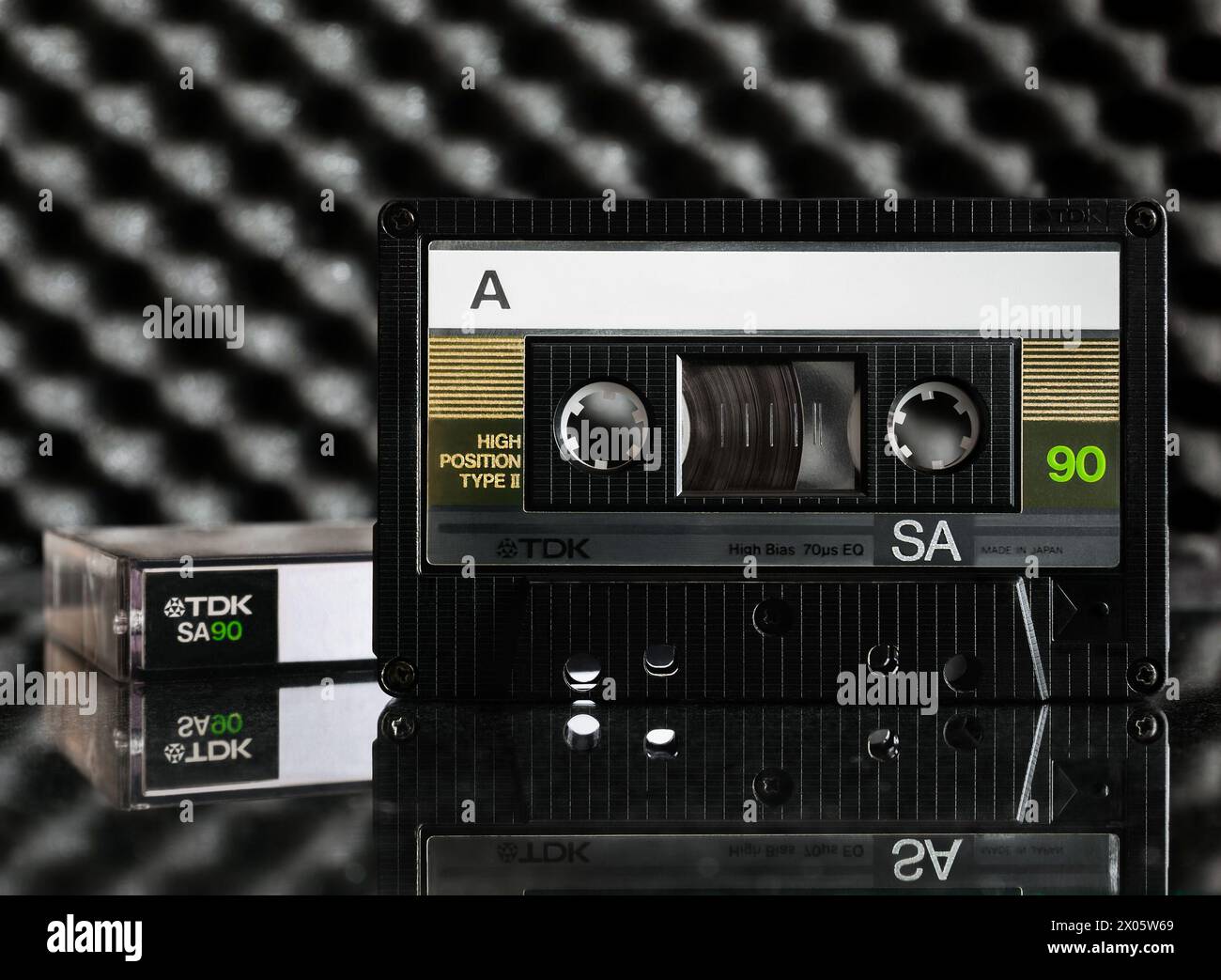 Audiocassetta TDK SA90 (tecnologia Super Avilyn) del 1986 su un piano a specchio Foto Stock