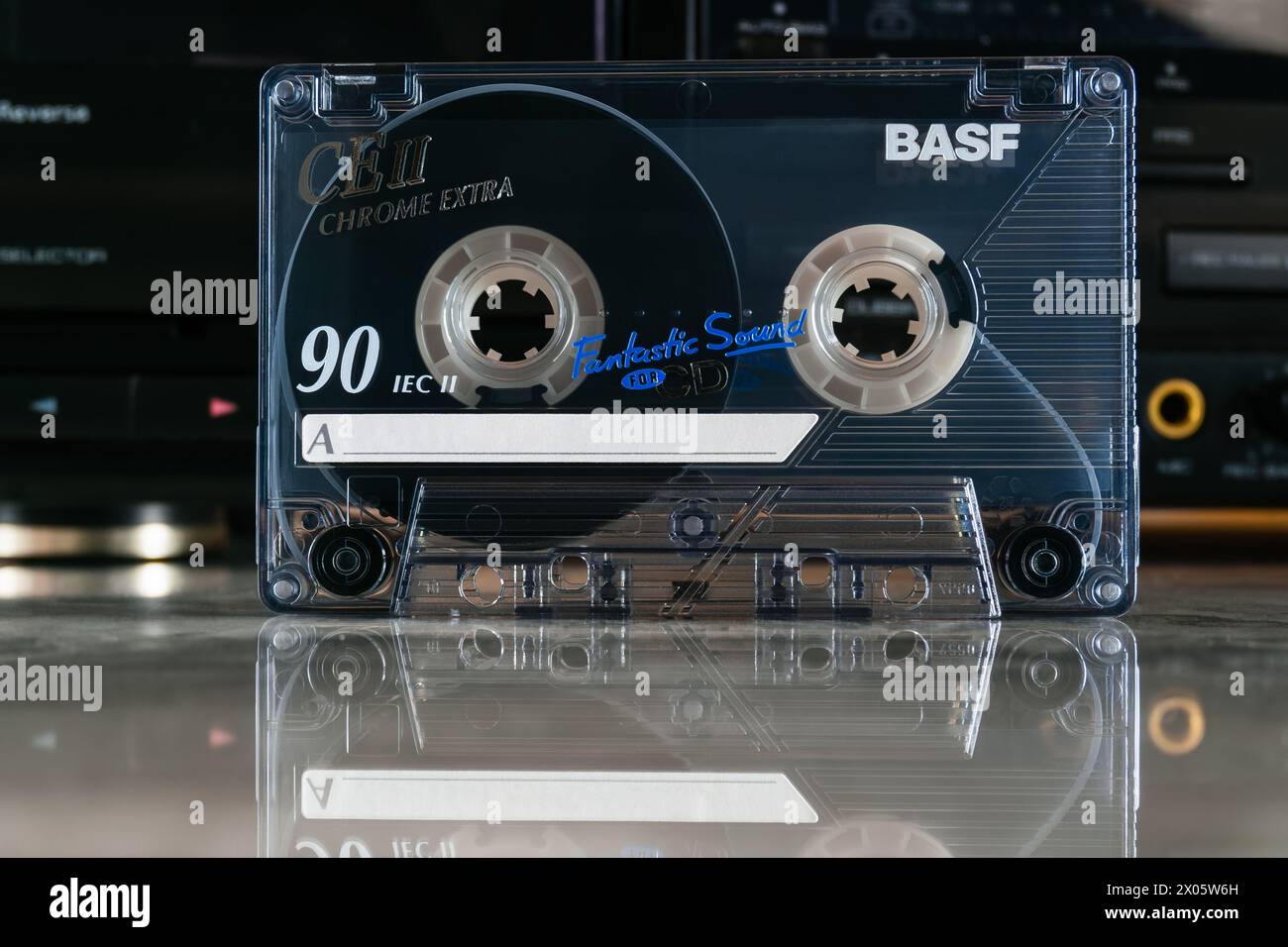 Cassetta audio BASF CE II Chrome Extra 90 di fronte al deck cassette con riflesso Foto Stock