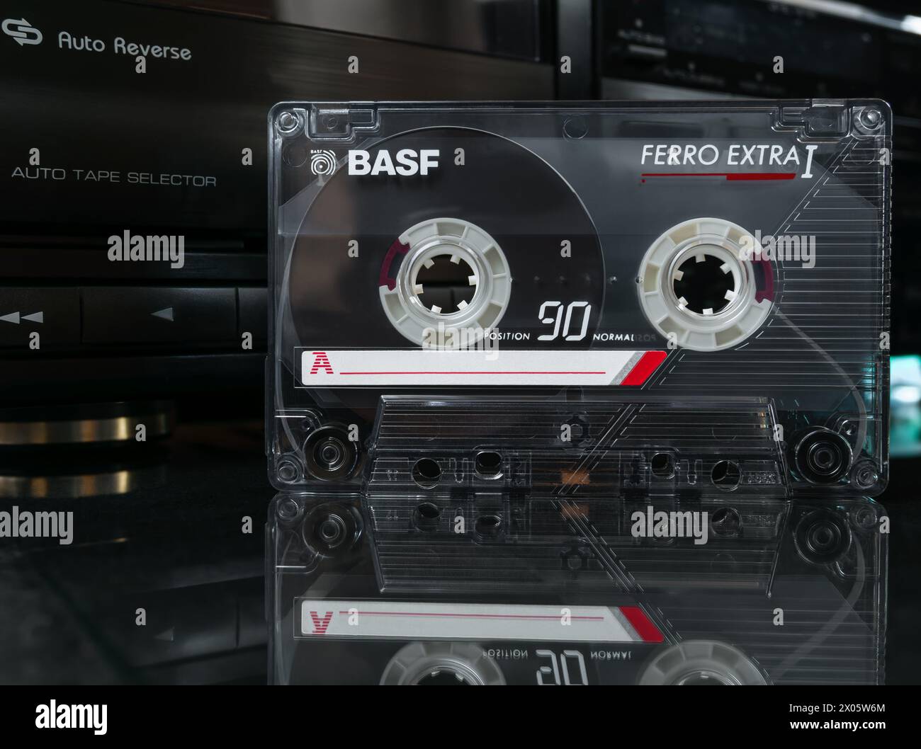 Audiocassetta BASF ferro Extra i (posizione normale) 90 minuti in verticale davanti a un registratore a nastro Foto Stock