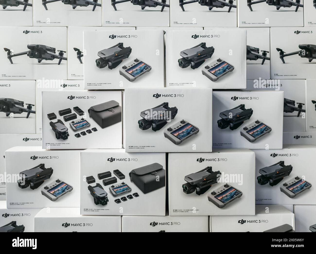 Quadricotteri DJI Mavic 3 PRO in confezione originale Foto Stock