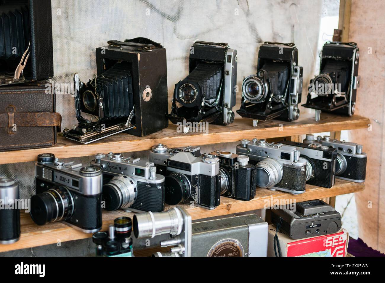 Macchine fotografiche sovietiche d'epoca sugli scaffali di un mercato Foto Stock
