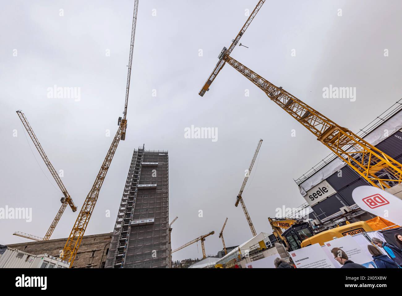 Tage der offenen Baustelle am neuen Hauptbahnhof, Milliardenprojekt Stuttgart 21. Bahnhofsturm und Bonatzbau, Baukräne. // 01.04.2024, Stoccarda, Baden-Württemberg, Deutschland, Europa *** il cantiere è aperto nei giorni della nuova stazione ferroviaria centrale, nella torre della stazione di Stoccarda 21 miliardi di euro e nel progetto Bonatzbau, gru da costruzione 01 04 2024, Stoccarda, Baden Württemberg, Germania, Europa Foto Stock