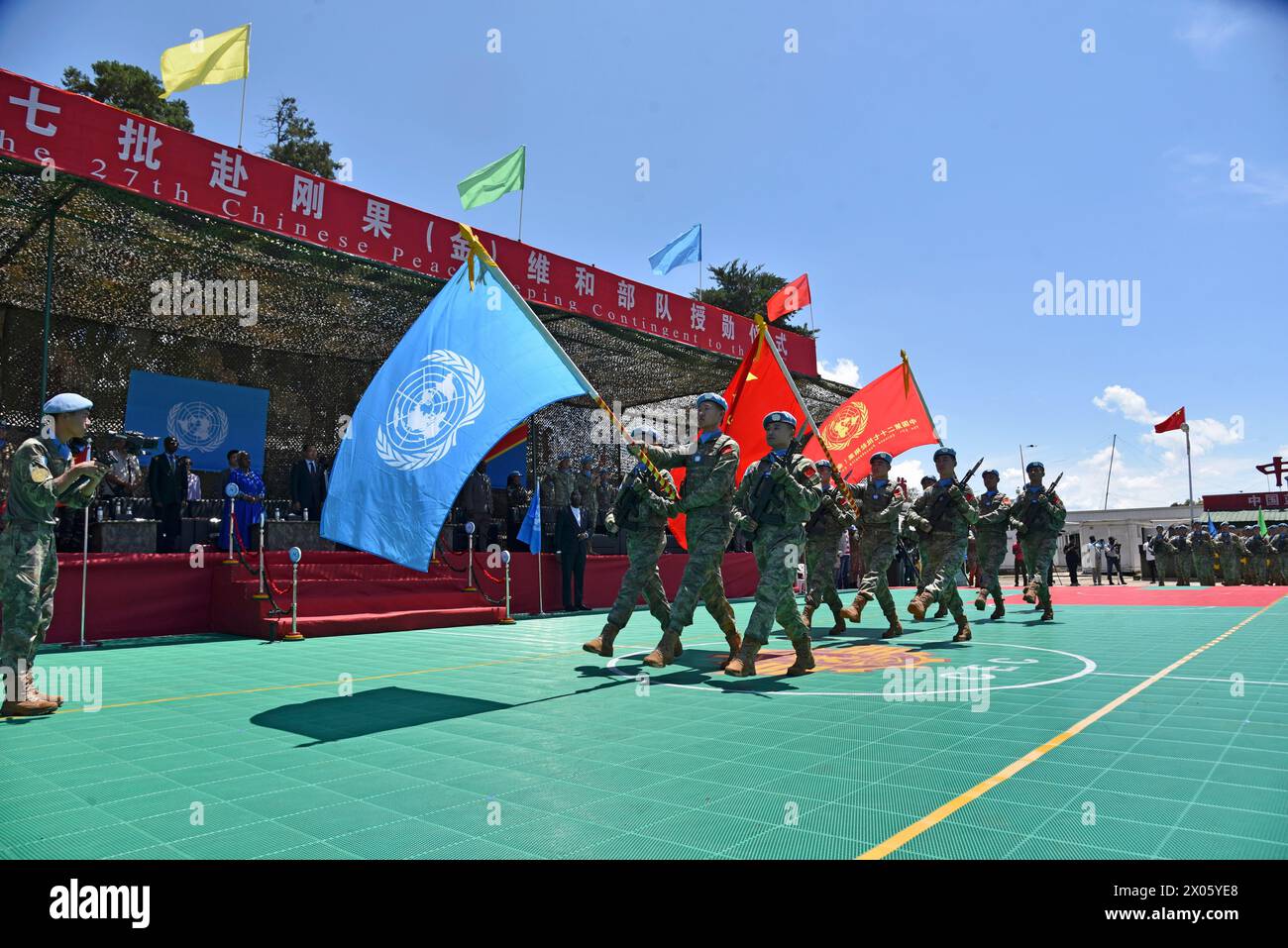 (240410) -- PROVINCIA DEL KIVU MERIDIONALE, 10 aprile 2024 (Xinhua) -- i peacekeeper cinesi partecipano a una cerimonia di premiazione presso il campo della società di ingegneria del contingente cinese alla periferia di Bukavu, capitale della provincia orientale del Kivu meridionale, RDC, 9 aprile 2024. Il 27° contingente cinese di mantenimento della pace presso la missione di stabilizzazione dell'Organizzazione delle Nazioni Unite nella Repubblica Democratica del Congo (MONUSCO) ha ricevuto martedì la Medaglia delle Nazioni Unite per la pace. (Il 27° contingente cinese di mantenimento della pace a MONUSCO/Handout via Xinhua) Foto Stock
