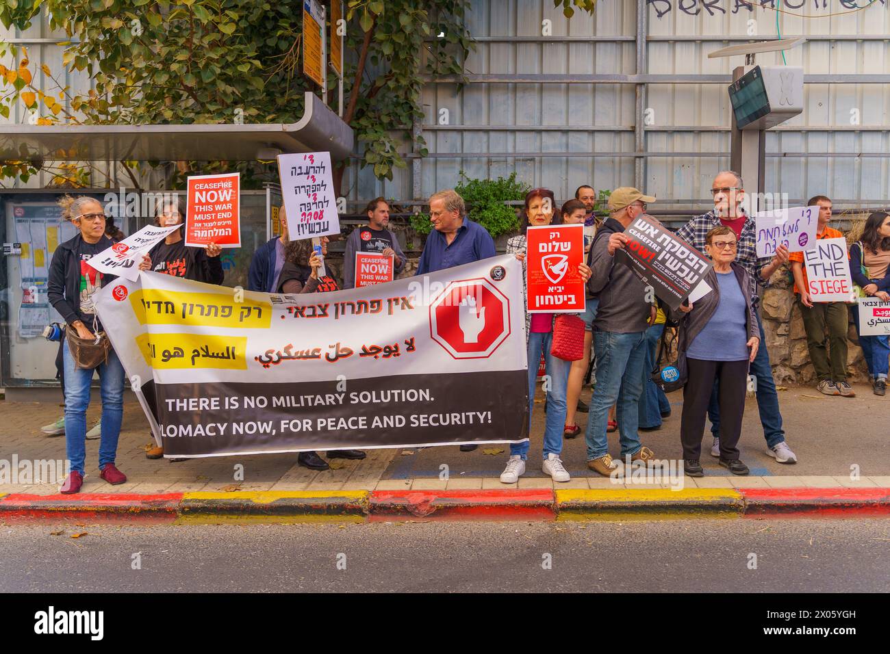 Haifa, Israele - 6 aprile 2024: Persone con segni che chiedono colloqui di pace, cessate il fuoco e trattative con ostaggi, parte di una marcia di protesta, Haifa, Israele Foto Stock
