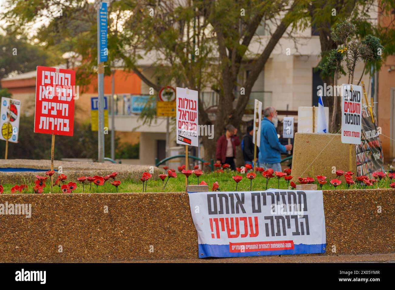 Haifa, Israele - 07 aprile 2024: La gente chiede il rilascio degli ostaggi e nuove elezioni, sei mesi al massacro del 7 ottobre. Haifa, Israele Foto Stock