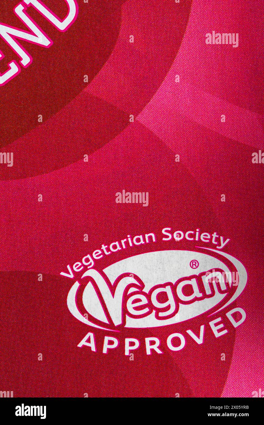 Logo simbolo approvato dalla Vegan Vegetarian Society - dettaglio sulla confezione da festa di bevande J2O alla mela e lampone Foto Stock