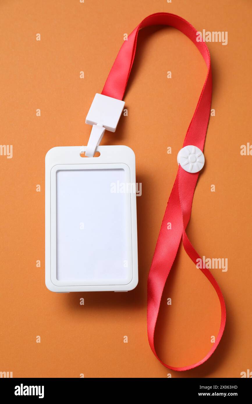 Badge vuoto con stringa su sfondo arancione, vista dall'alto Foto Stock
