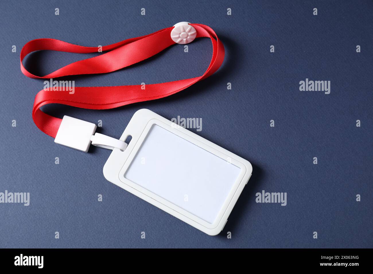 Badge vuoto con stringa su sfondo blu, vista dall'alto Foto Stock