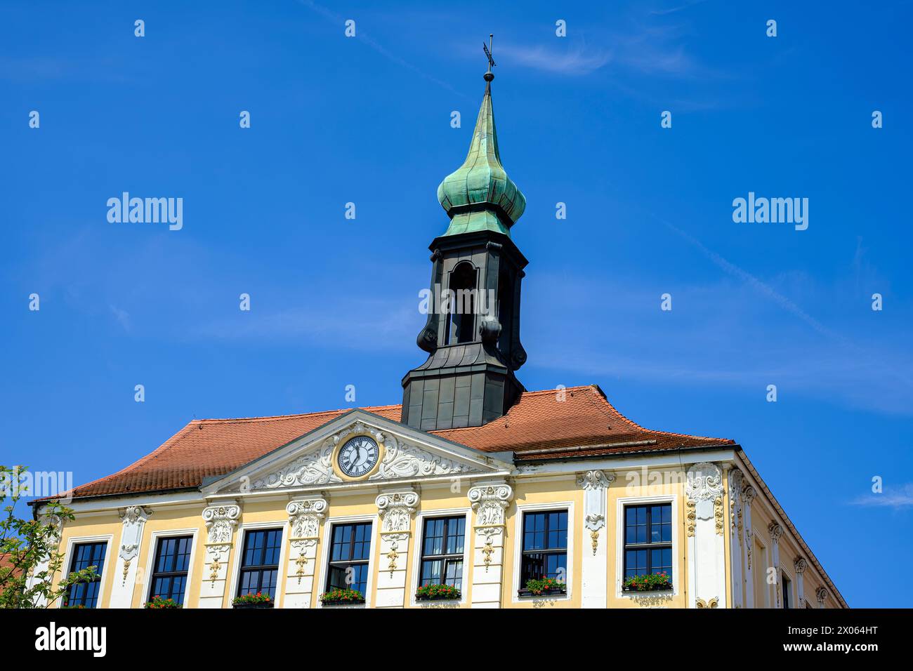 Storico municipio con facciata neo-barocca nella piazza del mercato di Radeberg, Sassonia, Germania. Foto Stock