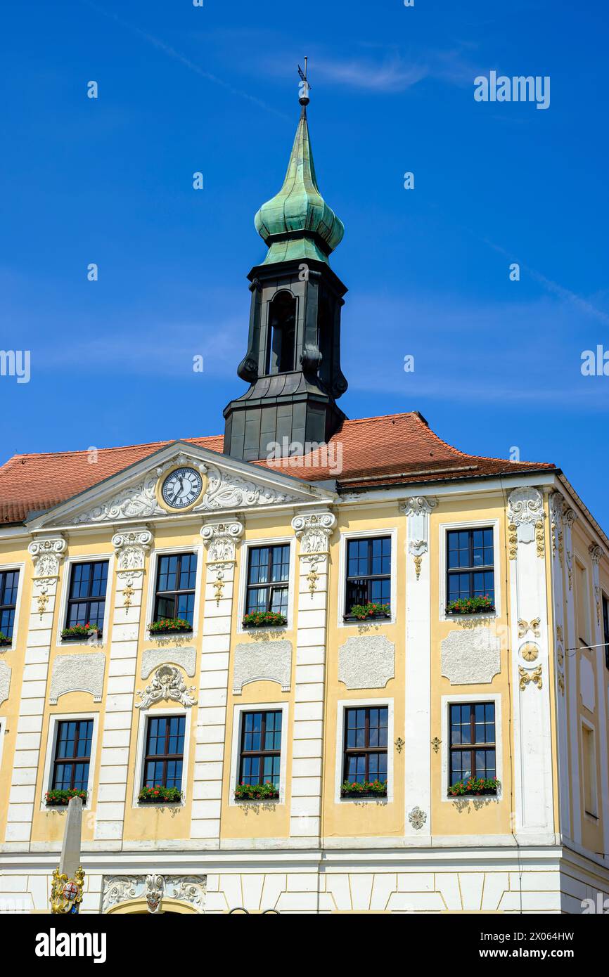 Storico municipio con facciata neo-barocca nella piazza del mercato di Radeberg, Sassonia, Germania. Foto Stock