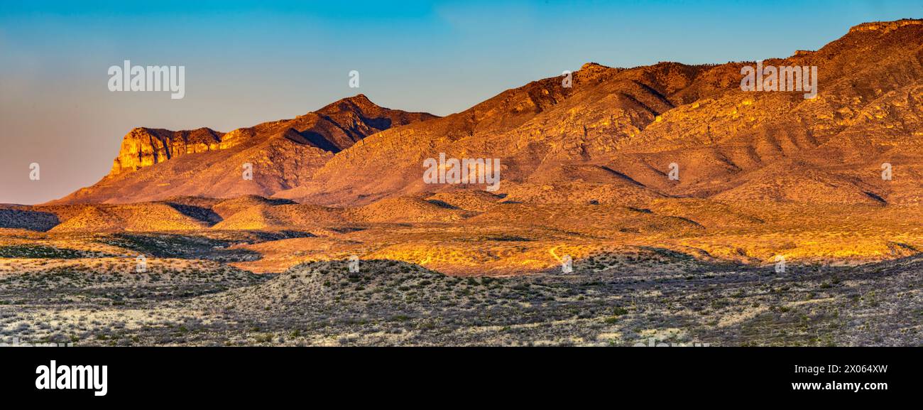 Scarpata orientale dei Monti Guadalupe all'alba, da sinistra: El Capitan, Guadalupe Peak, Hunter Peak, Guadalupe Mountains National Park, Texas, USA Foto Stock
