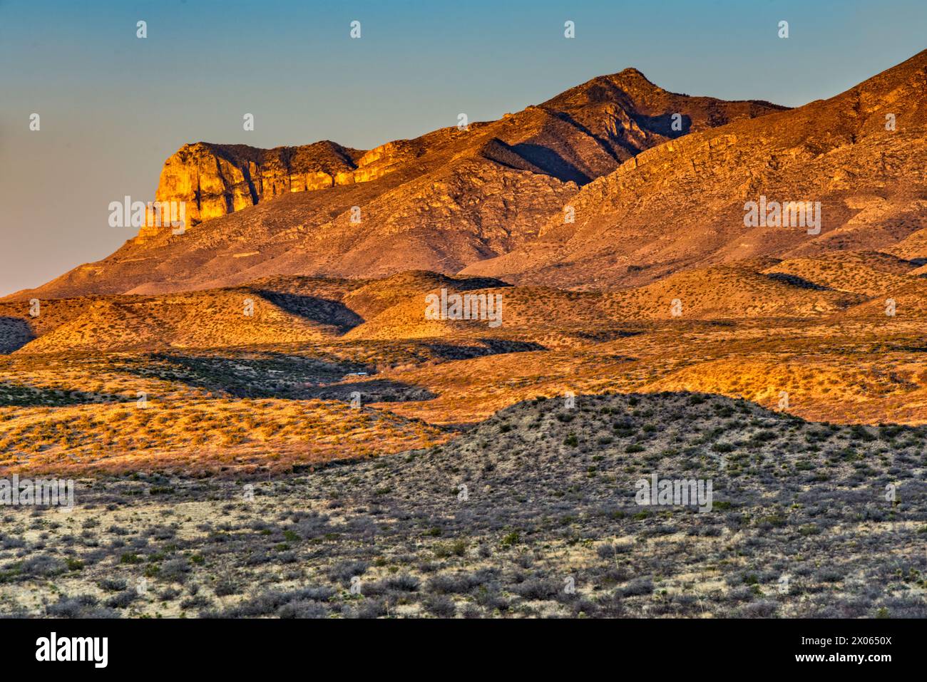 Guadalupe Peak, El Capitan a sinistra, Guadalupe Mountains at Sunrise, Texas, Stati Uniti Foto Stock
