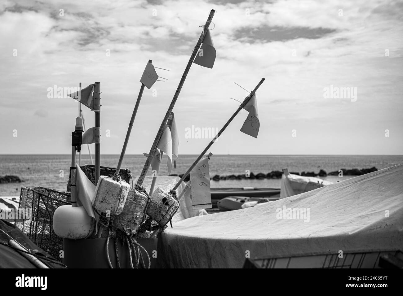 Galleggianti da pesca con bandiere gialle. Attrezzature per la pesca in mare in una giornata di sole. Foto Stock