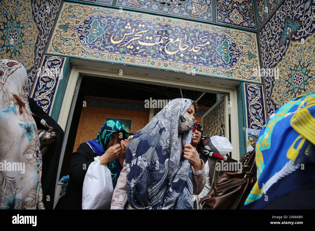 Teheran, Iran. 10 aprile 2024. I fedeli iraniani partono dopo aver eseguito la preghiera di Eid al-Fitr in una moschea nel nord di Teheran, segnando la fine del mese sacro del digiuno musulmano del Ramadan. I musulmani di tutto il mondo iniziano la giornata di Eid eseguendo preghiere mattutine nelle moschee. Le preghiere sono in genere seguite da famiglie che si riuniscono intorno al tavolo della prima colazione dopo un mese di digiuno. (Credit Image: © Rouzbeh Fouladi/ZUMA Press Wire) SOLO PER USO EDITORIALE! Non per USO commerciale! Foto Stock