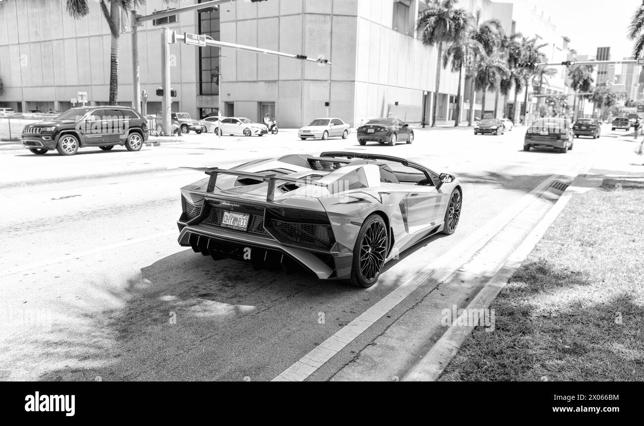 Miami Beach, Florida USA - 15 aprile 2021: Orange Lamborghini Aventador LP 750-4 SV, vista posteriore Foto Stock