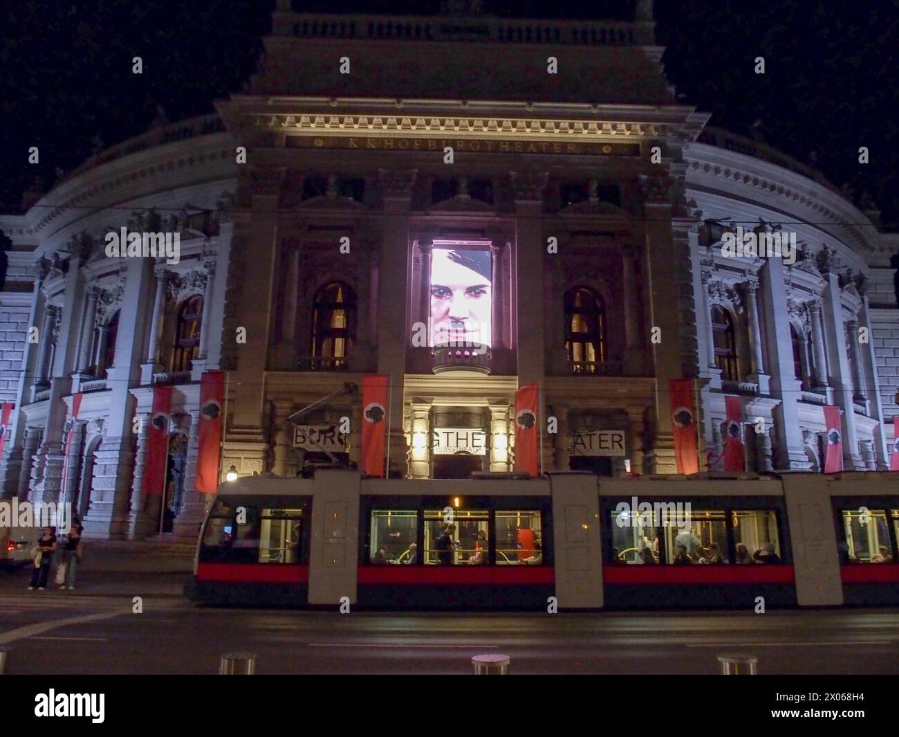 Vienna, Austria, Austria. 10 aprile 2024. Mostra di apertura notturna di FLATZ: HITLER, Una VITA DA CANE - al Burgtheater di Vienna. Il teatro è decorato per assomigliare alla Germania nazista nell'ascesa del movimento nazista di Hitler, ma con cani al posto della Swastika. L'inaugurazione commemora il 9 aprile, quando Hilter tenne il suo discorso di perla al Municipio di Vienna il 9 aprile 1938. La mostra è aperta fino alla fine di maggio. Il Burgstheater è la direzione della situazione di fronte al municipio dove si è tenuto. (Credit Image: © Bianca Otero/ZUMA Press Wire) SOLO PER USO EDITORIALE! Non per USO commerciale! Foto Stock