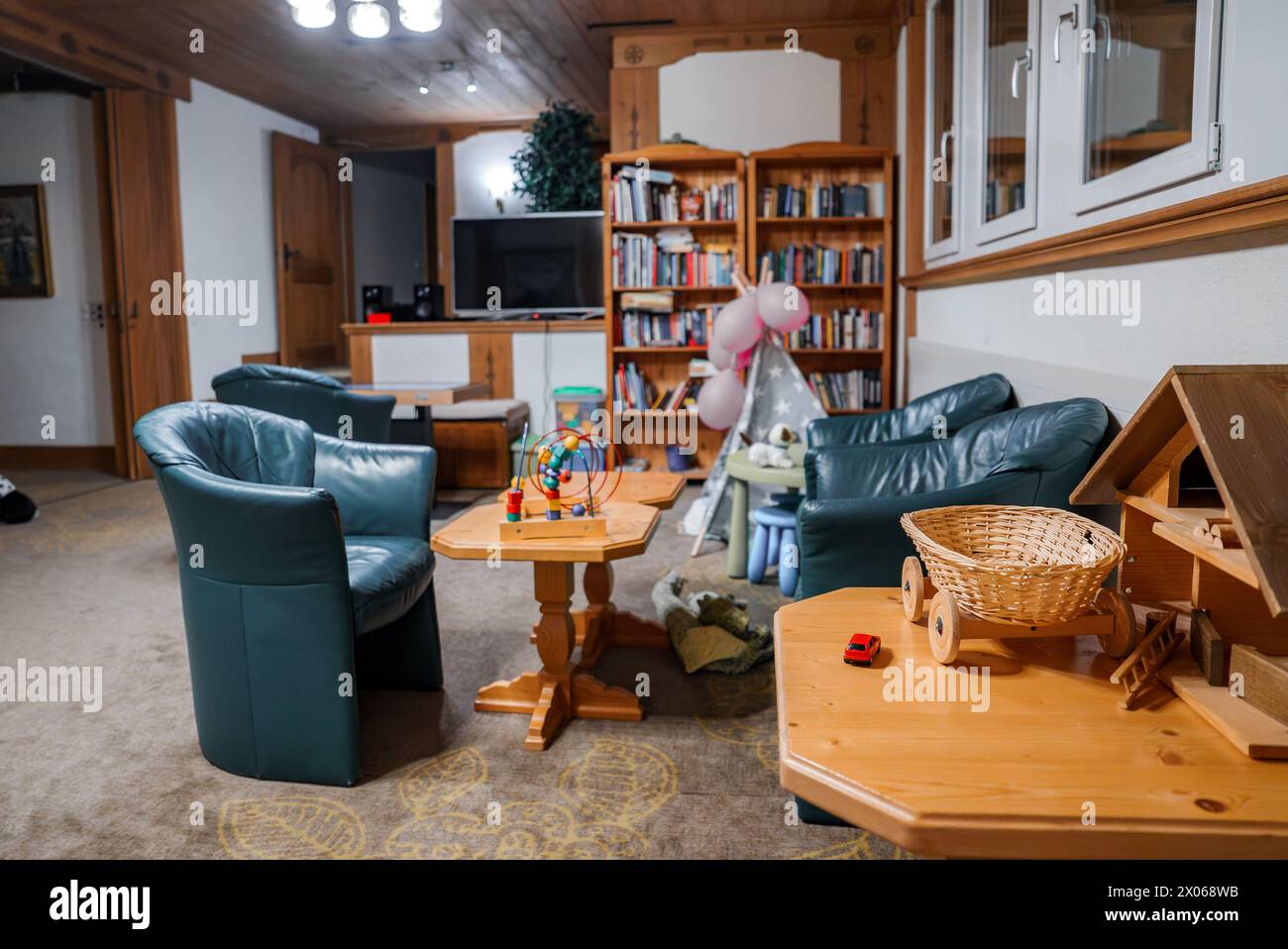 Accogliente soggiorno con mobili in legno, adatto alle famiglie Foto Stock