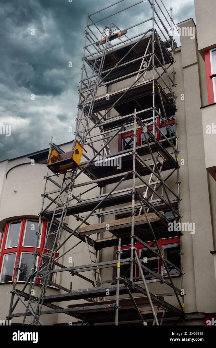 ponteggi per lavori di ristrutturazione di un edificio Foto Stock