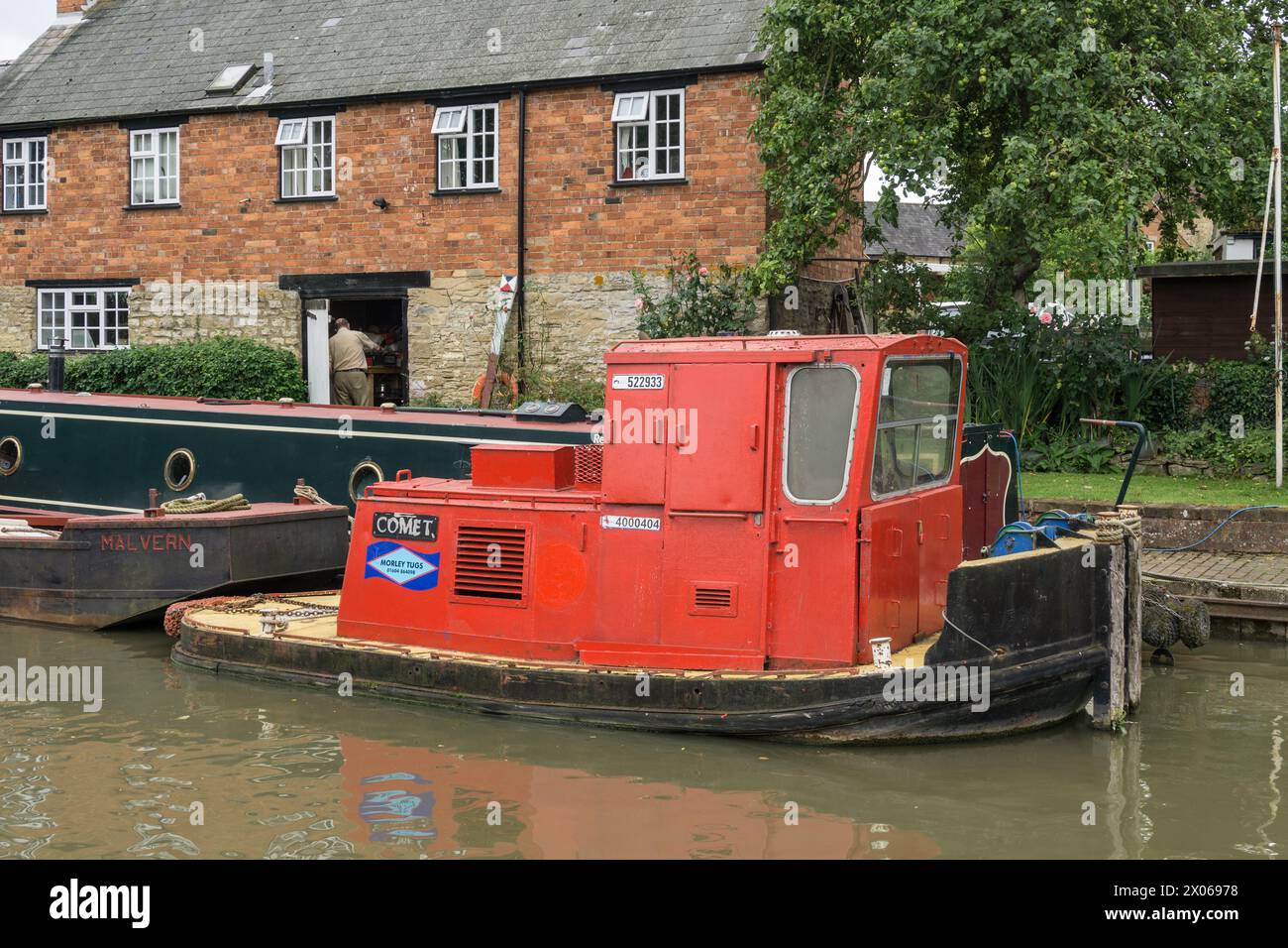 Barca da lavoro o rimorchiatore ormeggiati sul canale Grand Union a Stoke Bruerne, Northamptonshire, Regno Unito Foto Stock