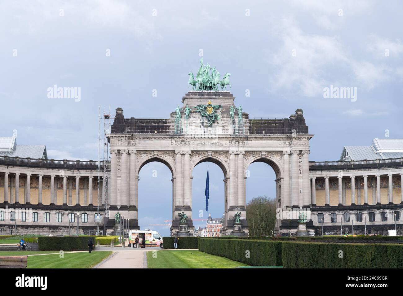 Arc du Cinquantenaire / Triomfboog van het Jubelpark (Arco del Cinquantenario) a Parc du Cinquantenaire / Jubelpark a Bruxelles, Belgio © Wojciech Stroz Foto Stock