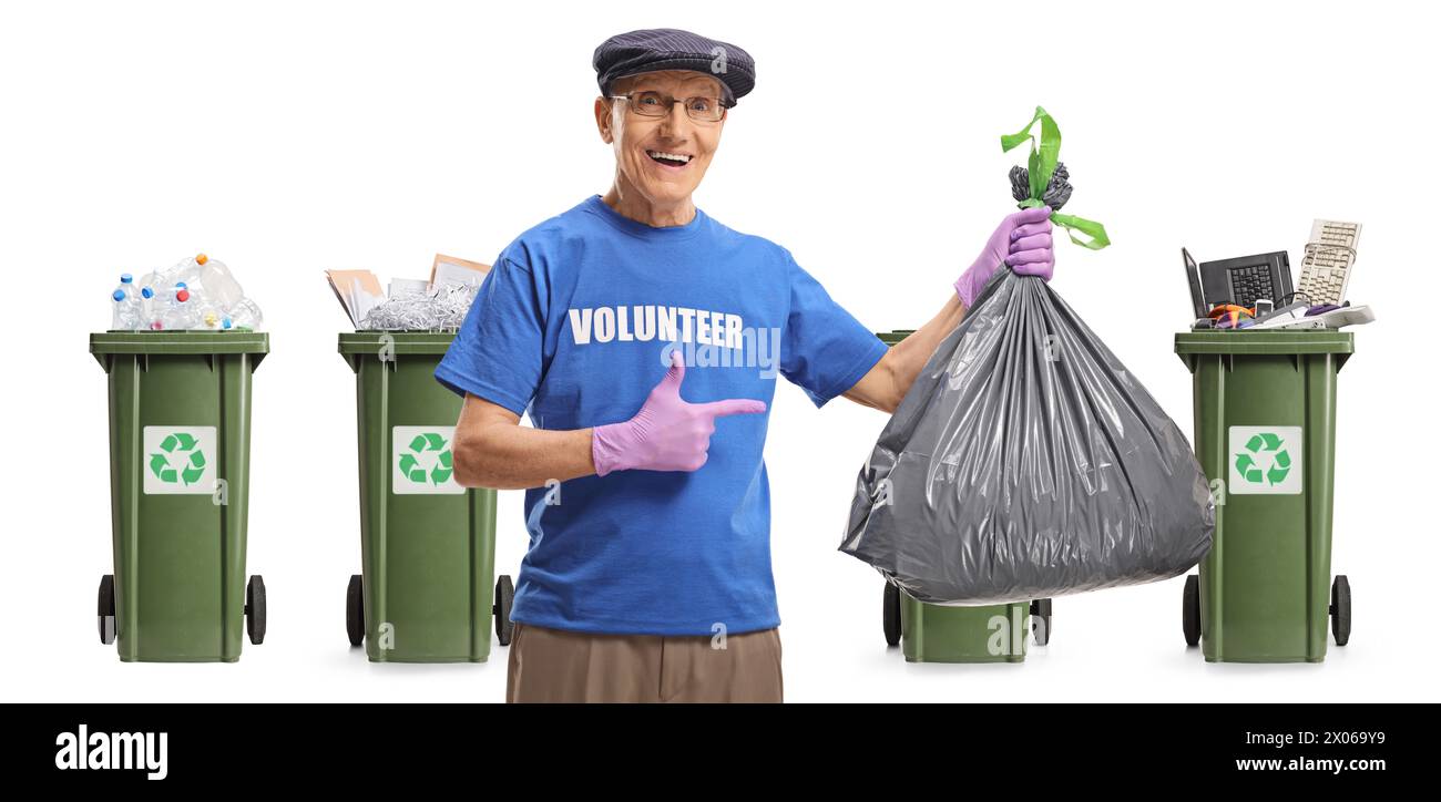 Volontario uomo anziano che tiene in mano una sacca per rifiuti e punta isolata su sfondo bianco, materiali di scarto per il riciclaggio Foto Stock