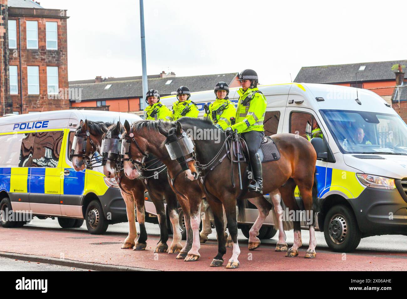 Agenti di polizia e cavalli di polizia in servizio allo stadio Ibrox prima di una partita di calcio, Glasgow, Scozia, Regno Unito Foto Stock