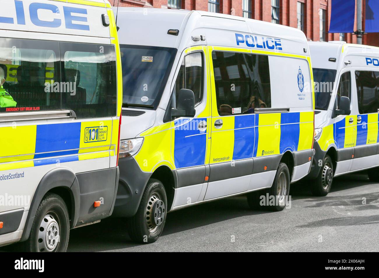 Police Scotland Transit People Carrier Vehicles, parcheggiato fuori da uno stadio di calcio, Glasgow, Scozia, Regno Unito Foto Stock