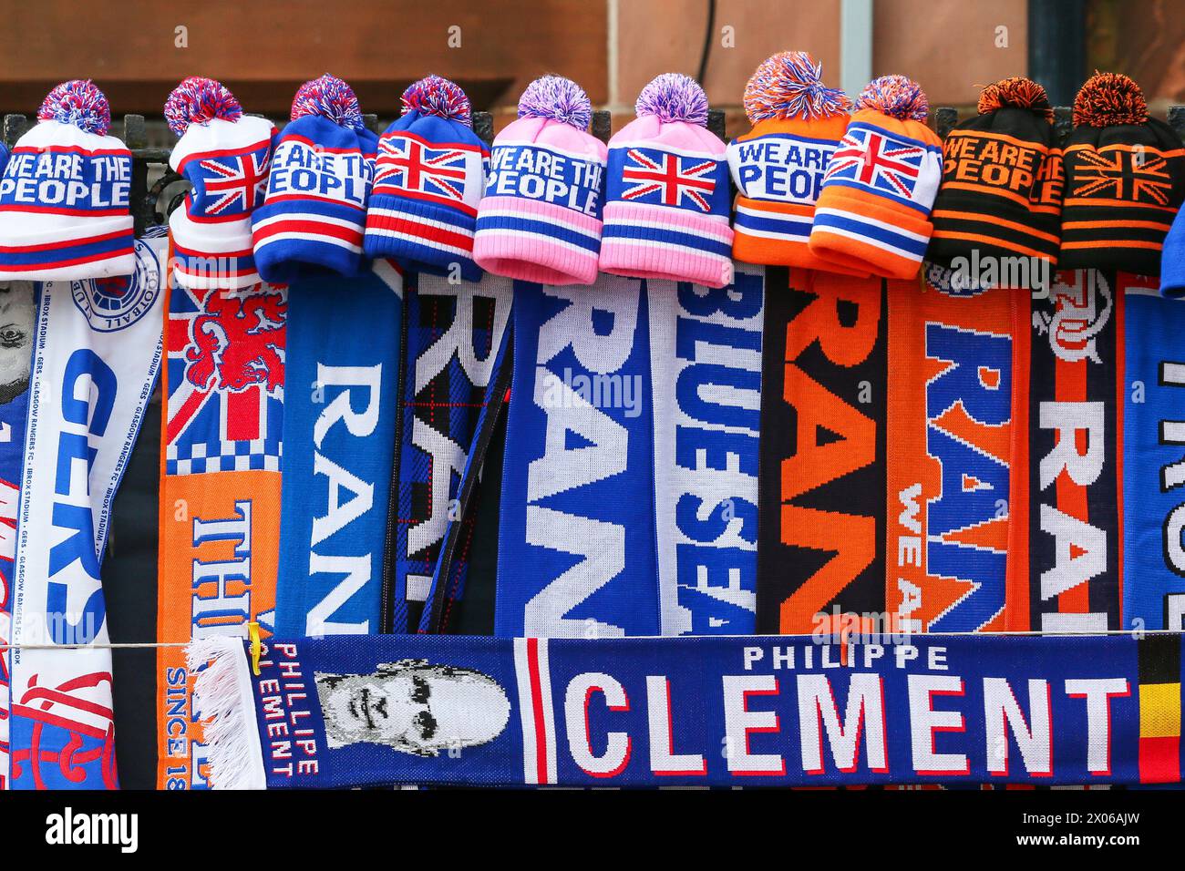 Cappelli e sciarpe con loghi e frasi a sostegno della squadra di calcio dei Rangers in vendita fuori dallo stadio Ibrox, Glasgow, Scozia, Regno Unito Foto Stock