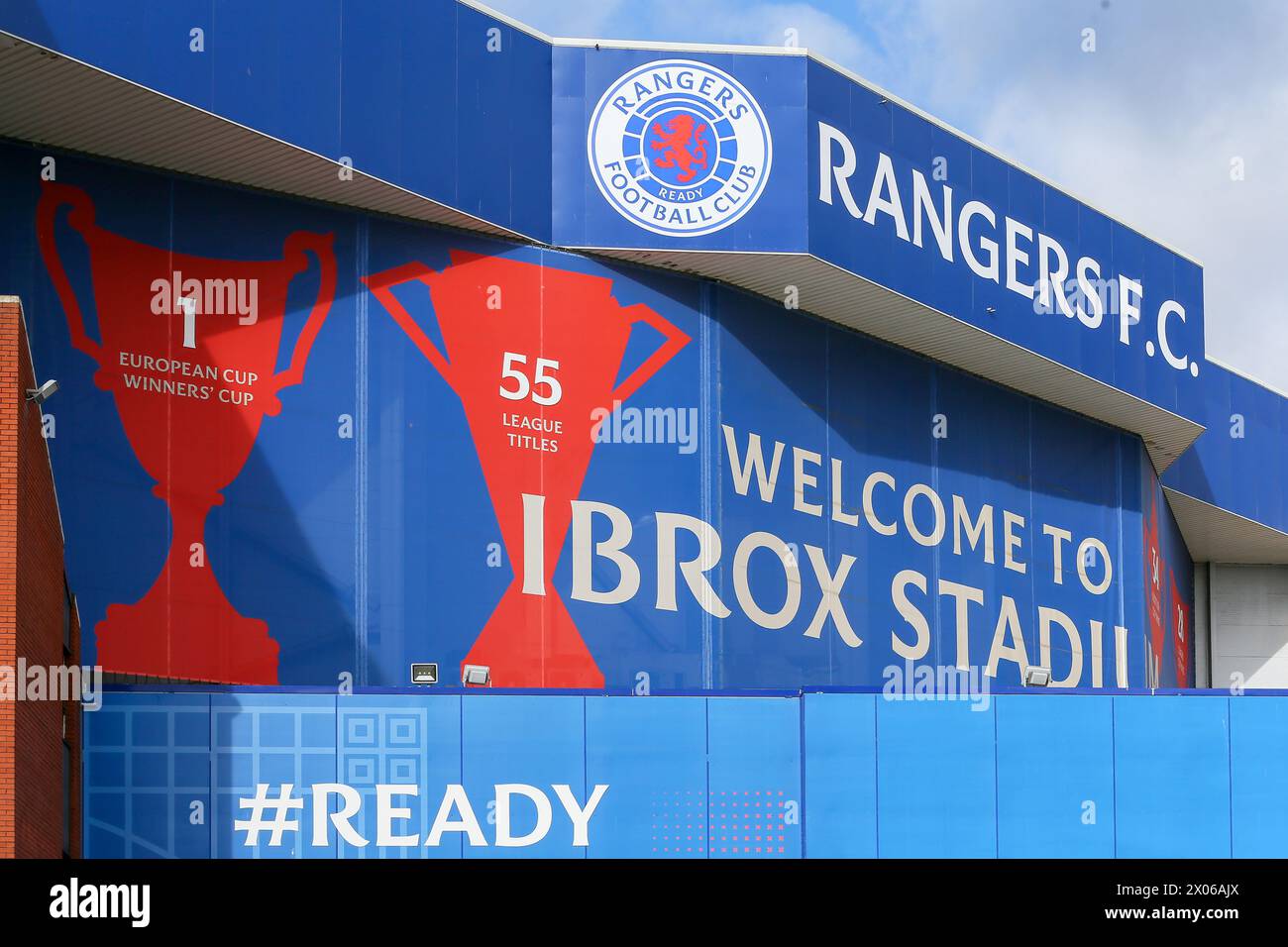 Segnaletica fuori dall'Ibrox Stadium, lo stadio di casa della squadra di calcio dei Rangers, Glasgow, Scozia, Regno Unito Foto Stock
