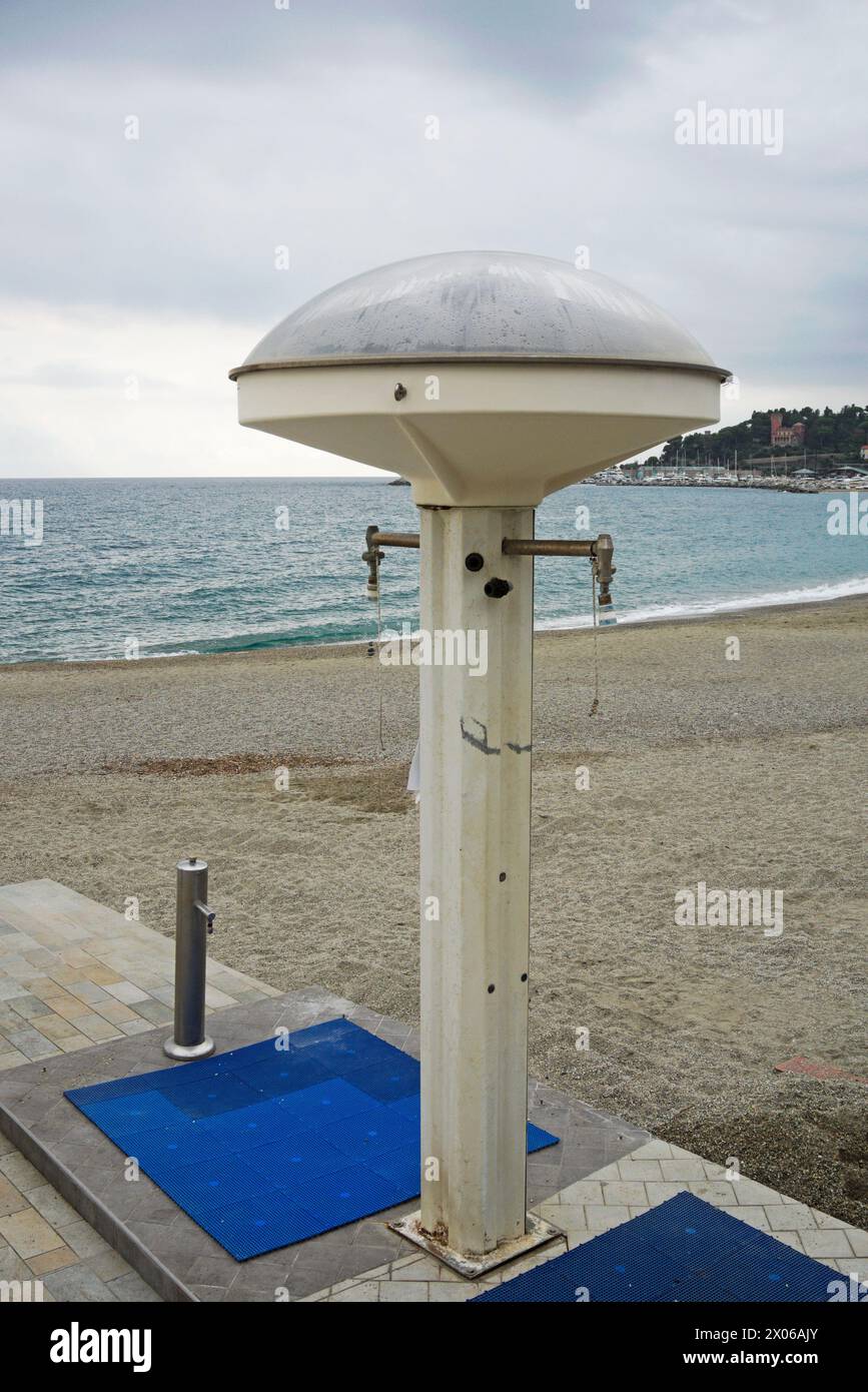Doccia in spiaggia deserta in una giornata nuvolosa in spiaggia, celle Ligure, Liguria, Italia Foto Stock
