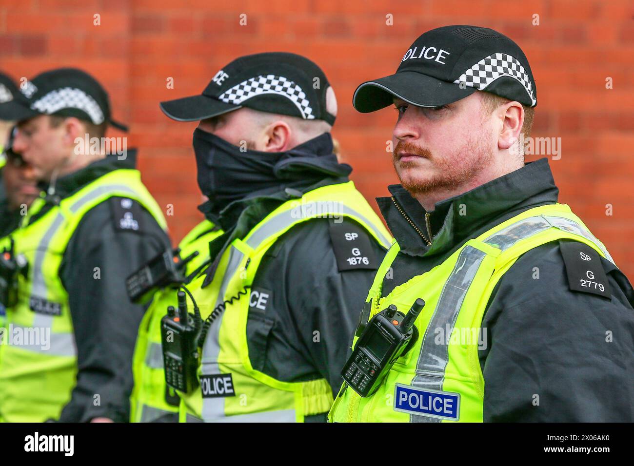 Agenti di polizia della Police Scotland in servizio, impegnati nel controllo della folla, in una partita di calcio a Glasgow, Scozia, Regno Unito Foto Stock