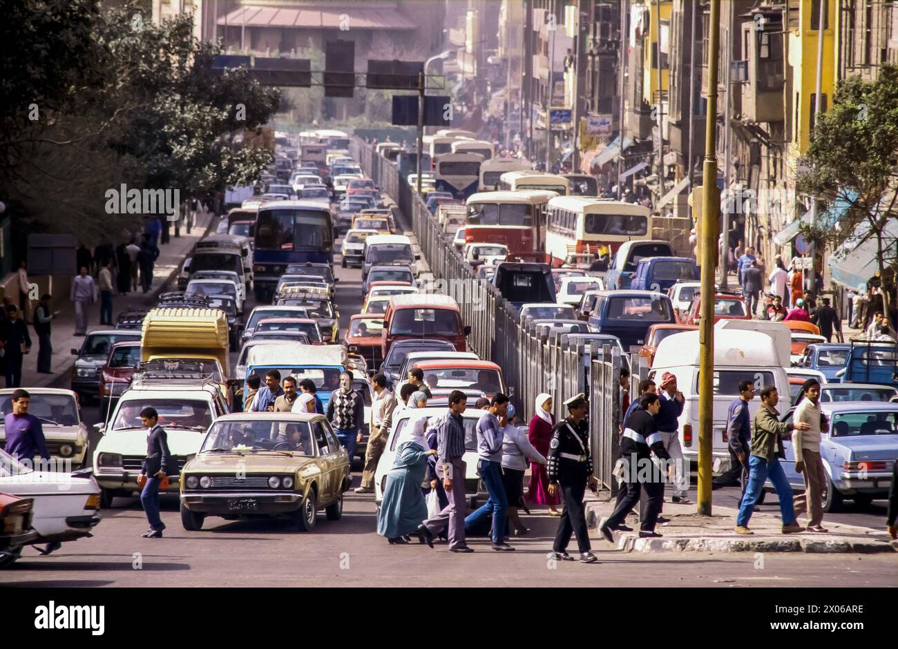 Egitto, traffico pesante durante l'ora di punta nella capitale il Cairo. Foto Stock