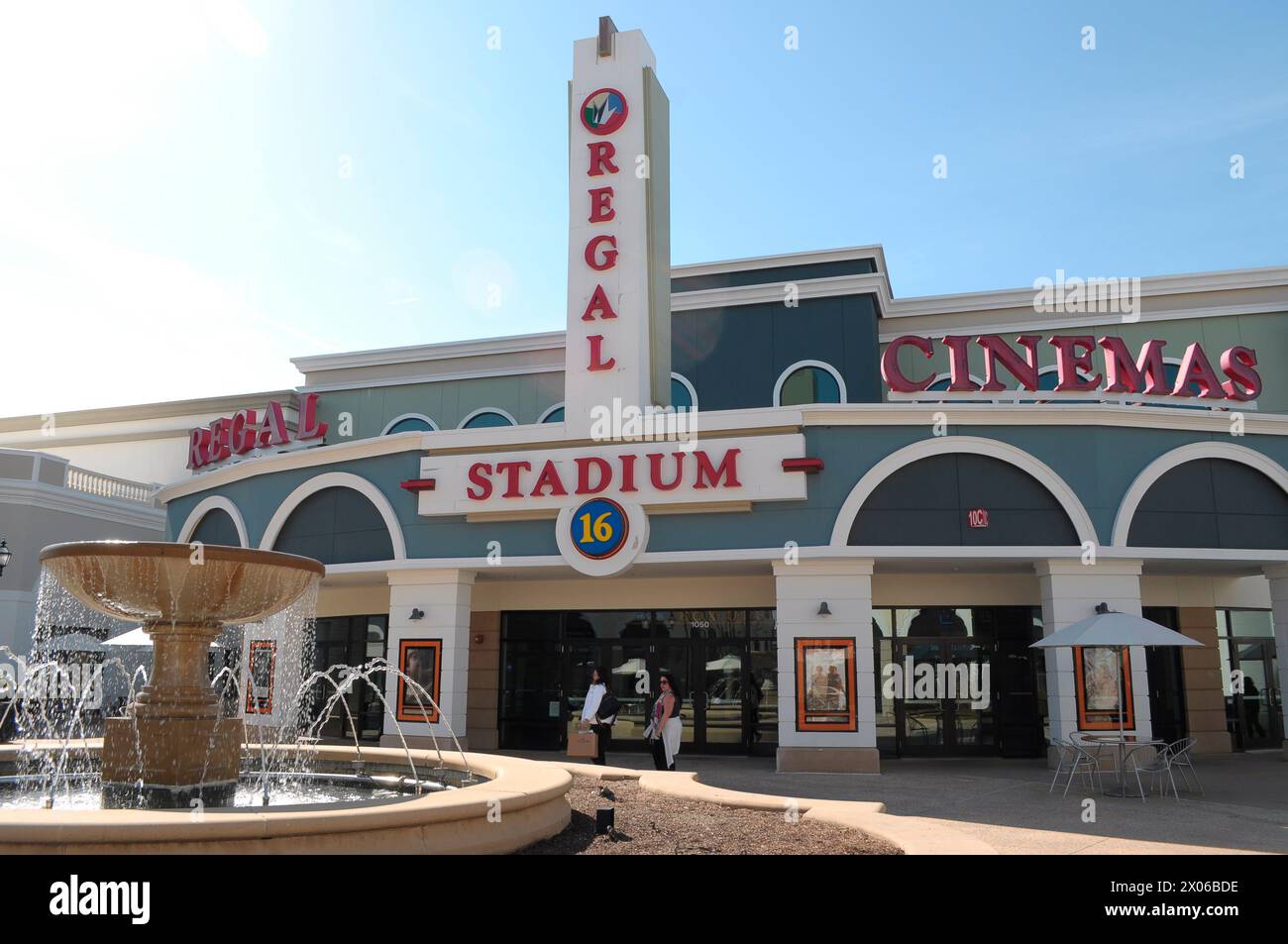 New York, Stati Uniti. 09 aprile 2024. Un cinema Regal Cinemas si trova a Tanger Outlets Deer Park, nel quartiere Deer Park, nella contea di Suffolk, Long Island, New York. Credito: SOPA Images Limited/Alamy Live News Foto Stock