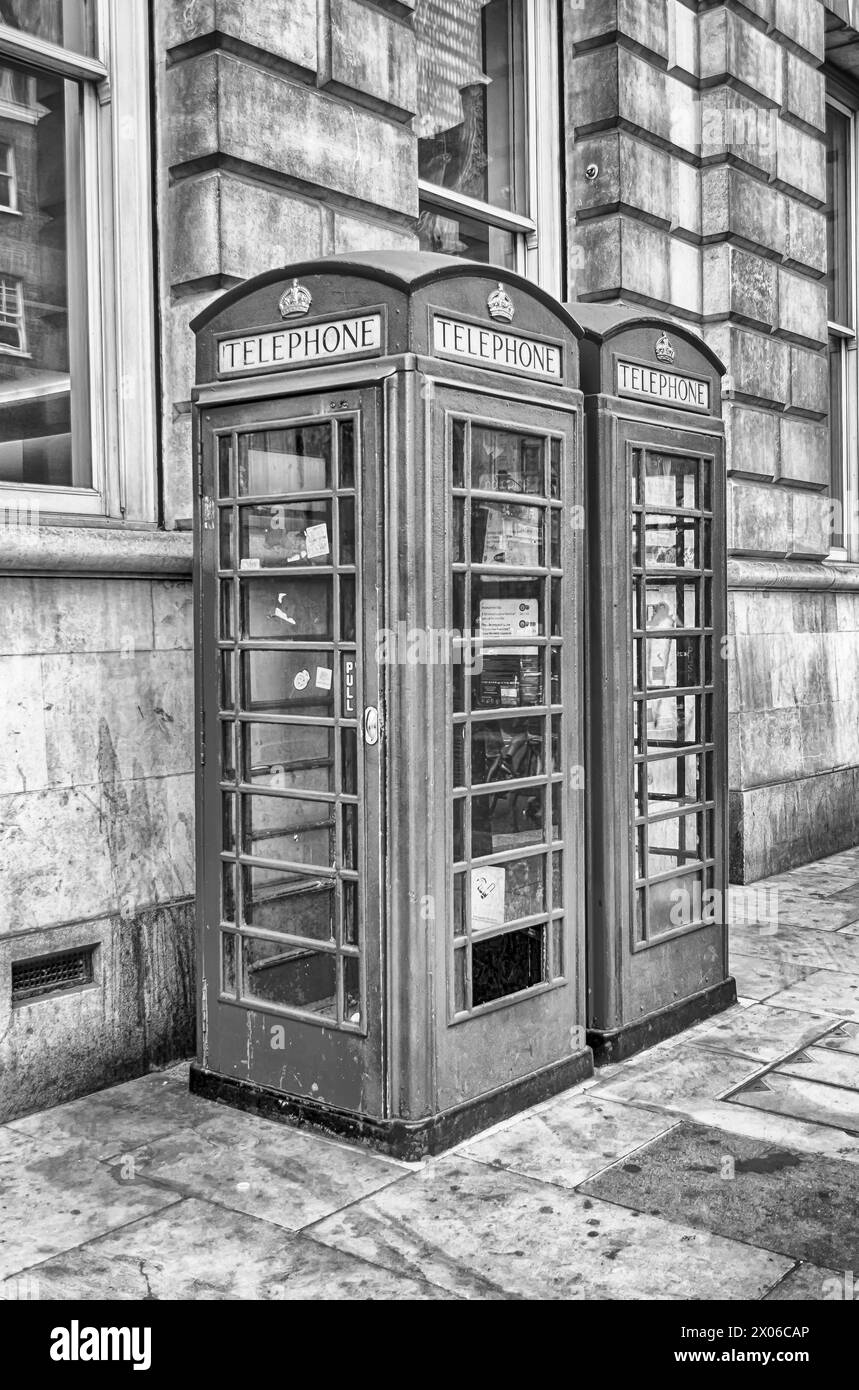 Iconica cabina telefonica tradizionale britannica rossa a Londra, Regno Unito Foto Stock