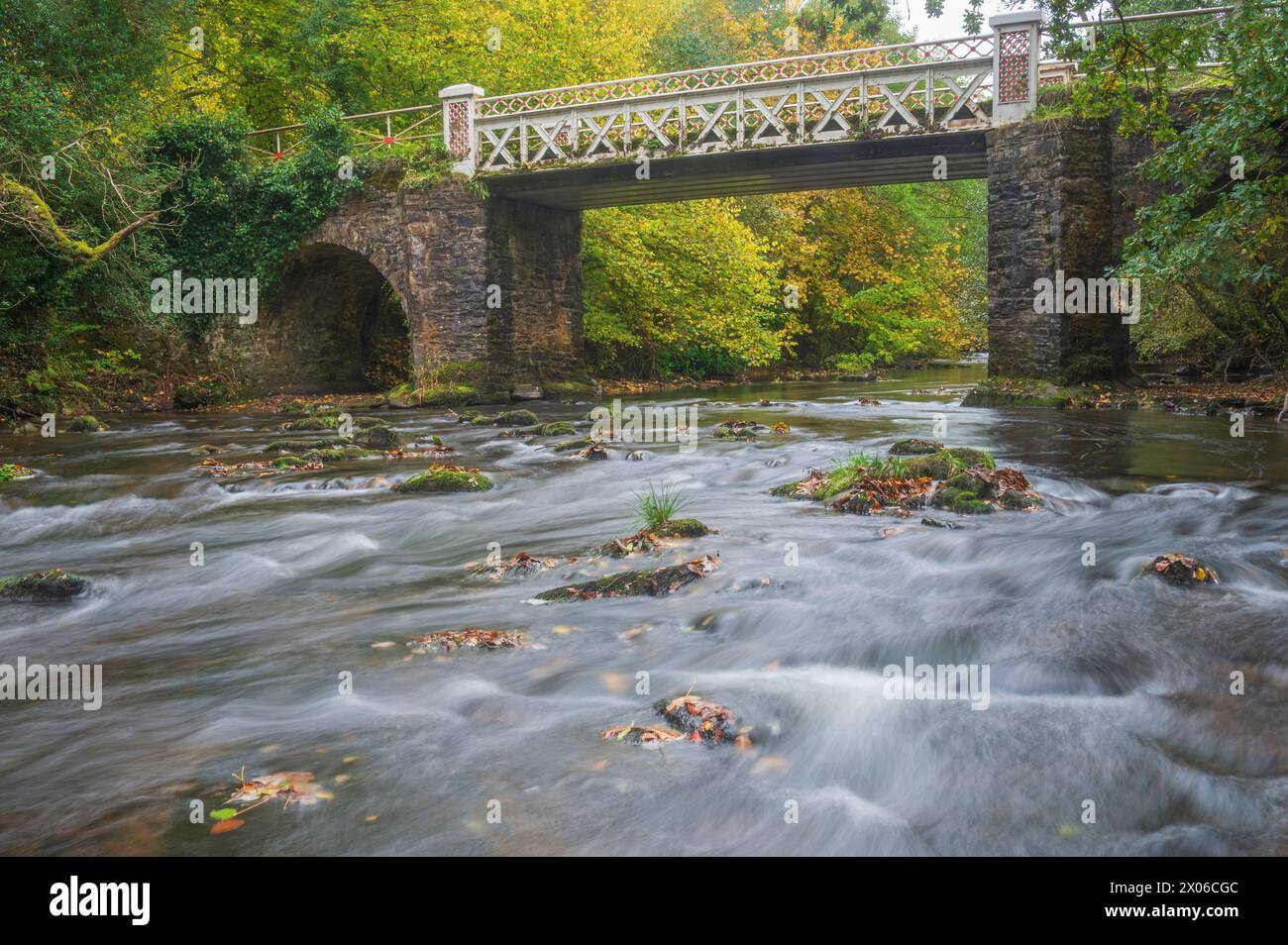 Il fiume Barle scorre sui massi di fronte al Marsh Bridge vicino a Dulverton nell'Exmoor National Park, Somerset, Inghilterra, Regno Unito. Foto Stock