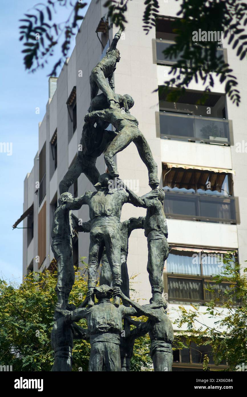 Tarragona, Spagna - 8 aprile 2024: Immagine di una scultura di castellers a Tarragona, che mostra la tradizione catalana delle torri umane contro il dorso Foto Stock