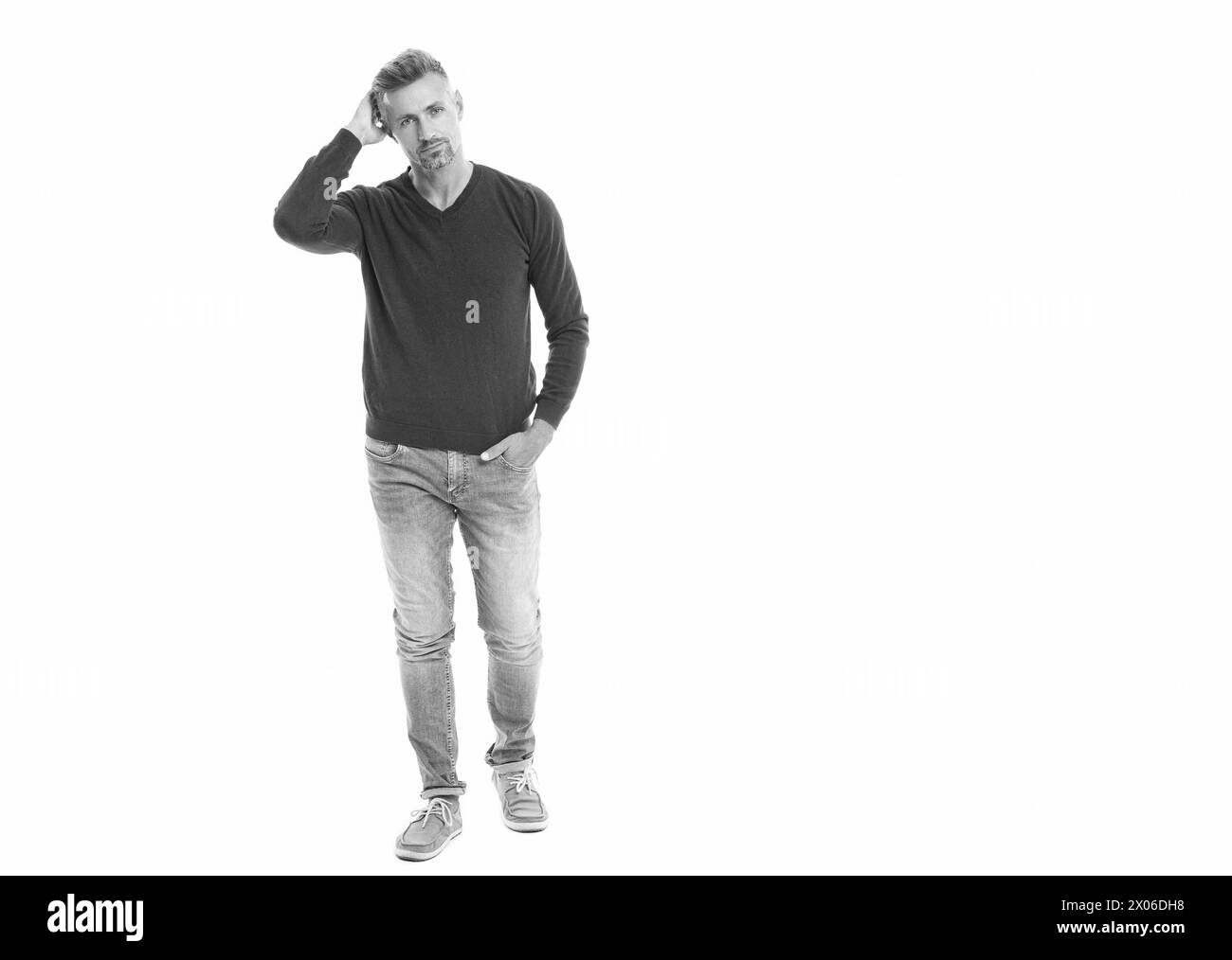 tutta la lunghezza di un bell'uomo caucasico isolato su bianco, copia spazio. Un uomo caucasico che indossa un pullover. un uomo caucasico nel suo 40s in studio Foto Stock