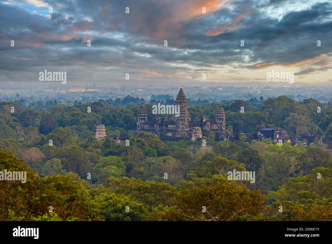 Tramonto con cielo colorato ad Angkor Wat in Cambogia Foto Stock